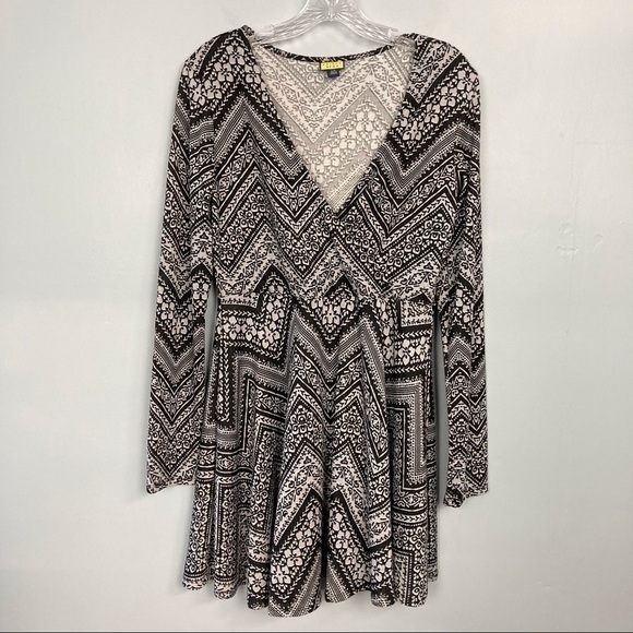 prince & Fox Floral Faux Wrap Skater Shift Dress - Picture 13 of 16